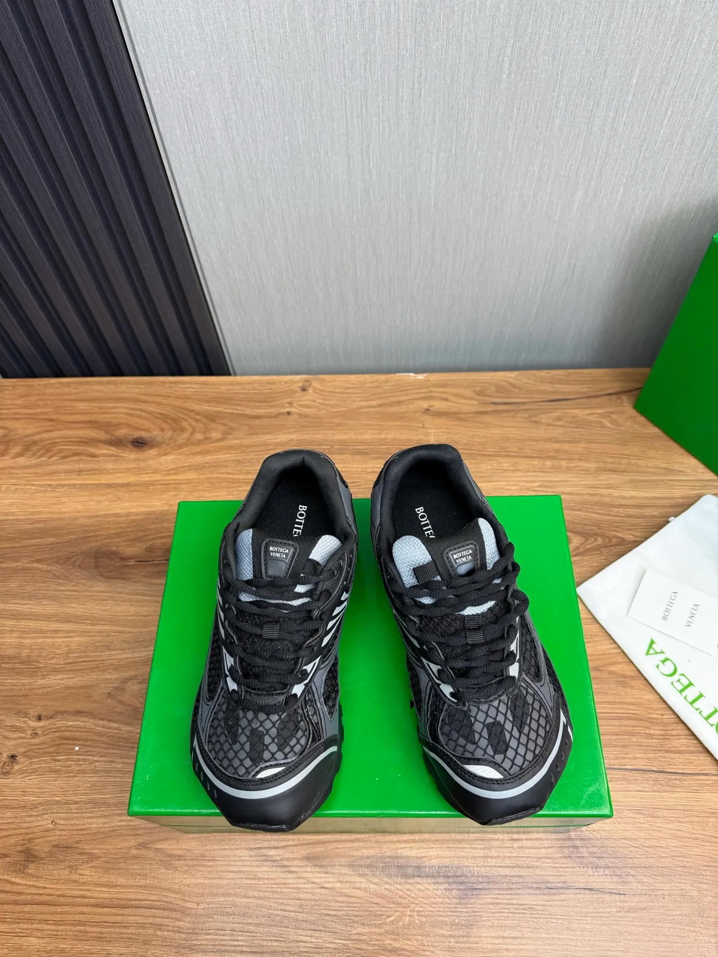 Men's men's shoes 💰620💰 BV top version 𝘽𝙊𝙏𝙏𝙀𝙂𝘼 𝙑𝙀𝙉𝙀𝙏𝘼 Orbit sneakers Wang Yibo same style couple style dad shoes 🩷💚 Runner sneakers, made of lightweight technical mesh fabric. Features a geometric patterned rubber outsole. Pay attention to the package craftsmanship ❕ High version shipping ❗️ Very nice, durable to play with and durable to make ✔️ Standard version 💯💯 The outsole is made of color-blocked TPU outsole. Women’s model 35-41 (40 41 customized) Men’s model 39-46 (45.46 customized) Equipped with original packaging